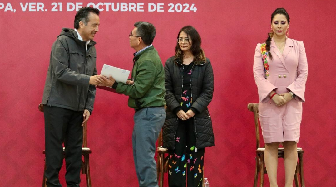 Gobernador de Veracruz asegura pagos de seguros al magisterio