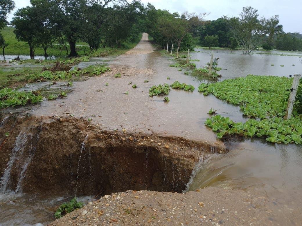 Comunidades en Hidalgotitlán incomunicadas por intensas lluvias