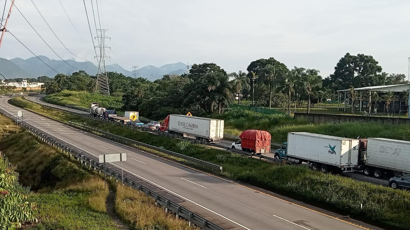 Deslave en autopista provoca caos vehicular en Ciudad Mendoza