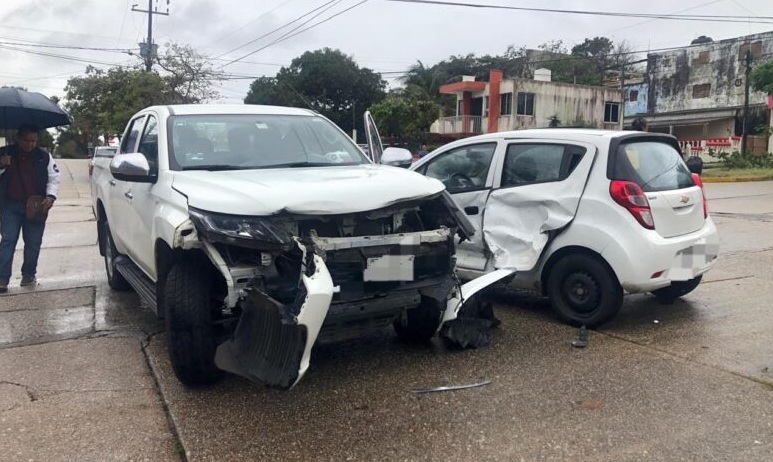 Aparatoso choque en Coatzacoalcos deja daños materiales únicamente