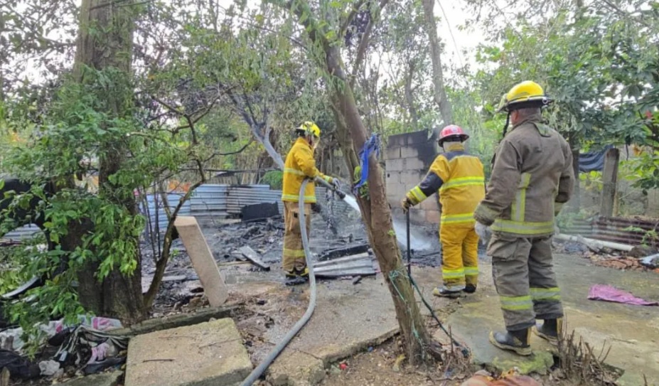 Bomberos controlan incendio en Colonia López Mateos, Coatzacoalcos