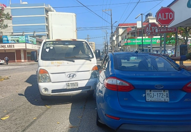 Camioneta sin frenos choca contra automÃƒÂ³vil en Coatzacoalcos