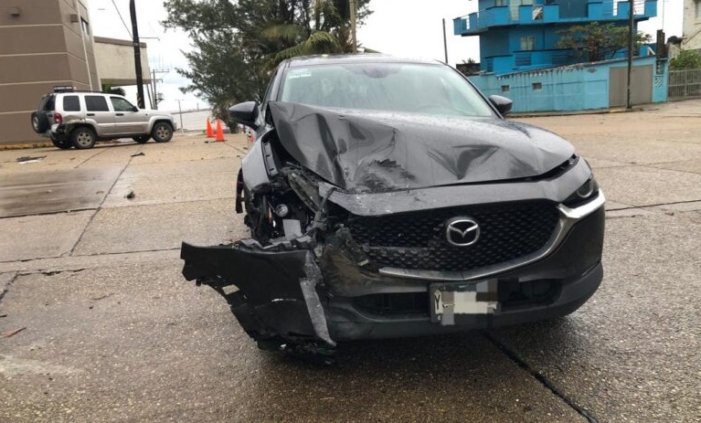 Choque en Coatzacoalcos deja daños y un menor lesionado