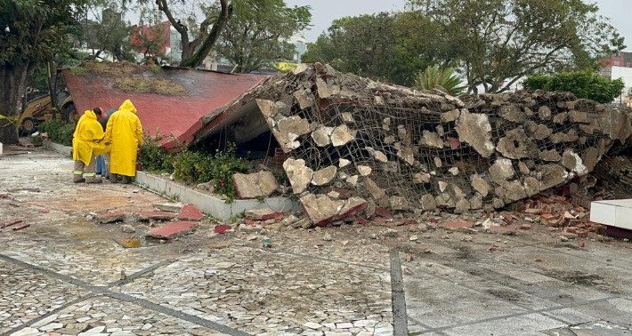 Colapso de salón en Coatza durante demolición genera preocupación