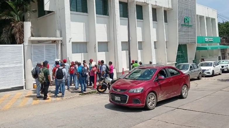 Comunidades de Minatitlán protestan por cortes de luz constantes