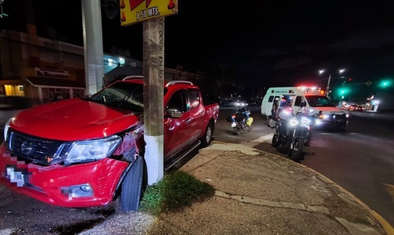 Dama choca su camioneta contra postes por exceso de velocidad