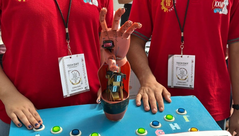 Estudiantes de Minatitlán crean mano animatrónica educativa