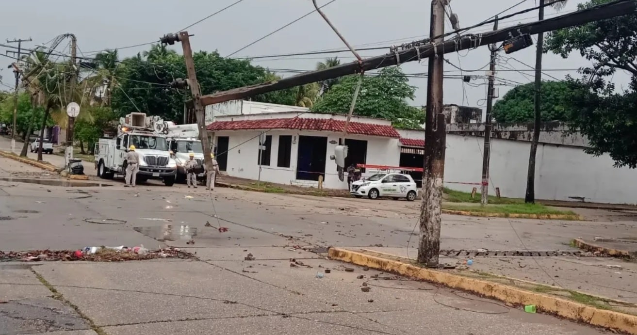 Fuerte lluvia causa caÃƒÂ­da de postes y cierres viales en Coatzacoalcos