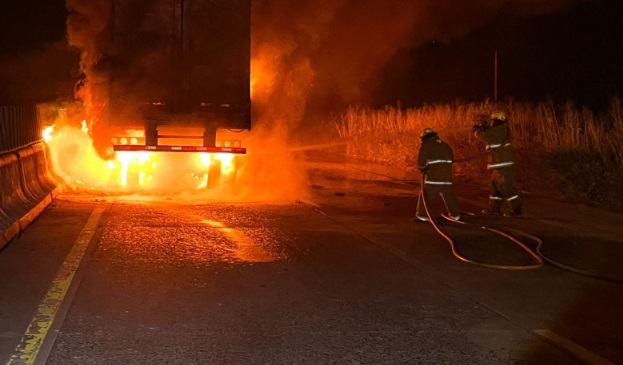Incendio de tractocamiÃƒÂ³n con cloro sin lesionados reportados