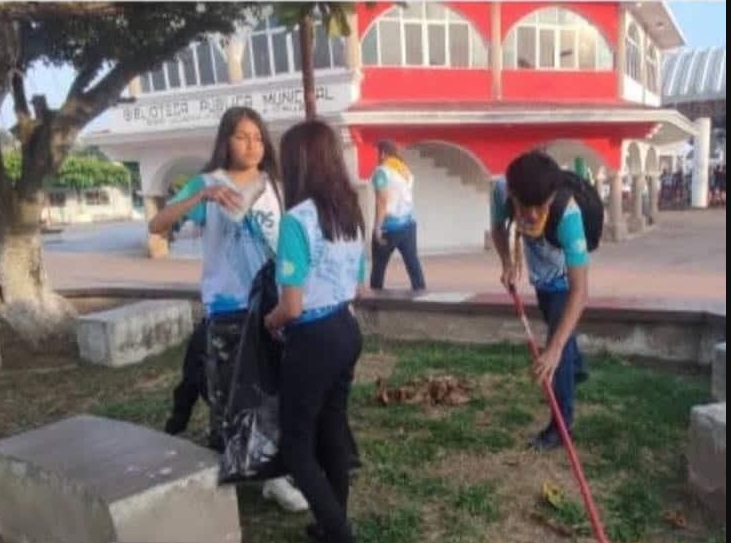 Jóvenes adventistas realizan limpieza en espacios de Moloacán