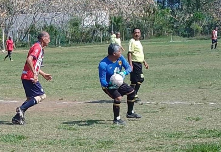 Las Choapas vence con contundencia a Amigos en Veteranos