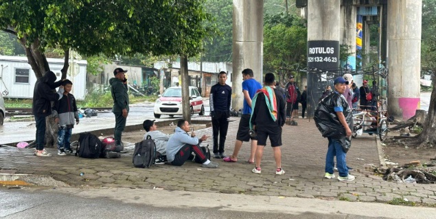 Migrantes en Coatzacoalcos perseveran por el sueño americano