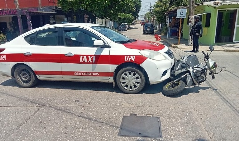 Motociclista embestida por taxi en Coatzacoalcos