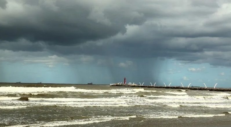 Onda Tropical 23 provoca estragos y alivia calor en Veracruz