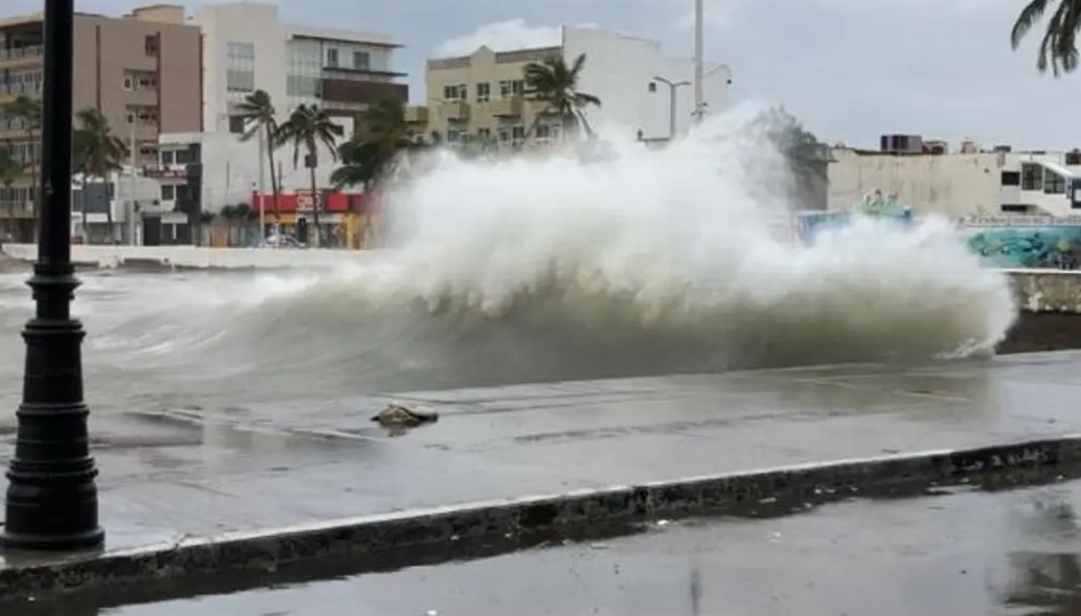 Rachas de viento de 120 km/h causan estragos en Veracruz