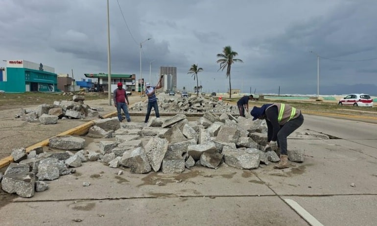 Reparan calles de Coatzacoalcos y aumentan choques por alcance