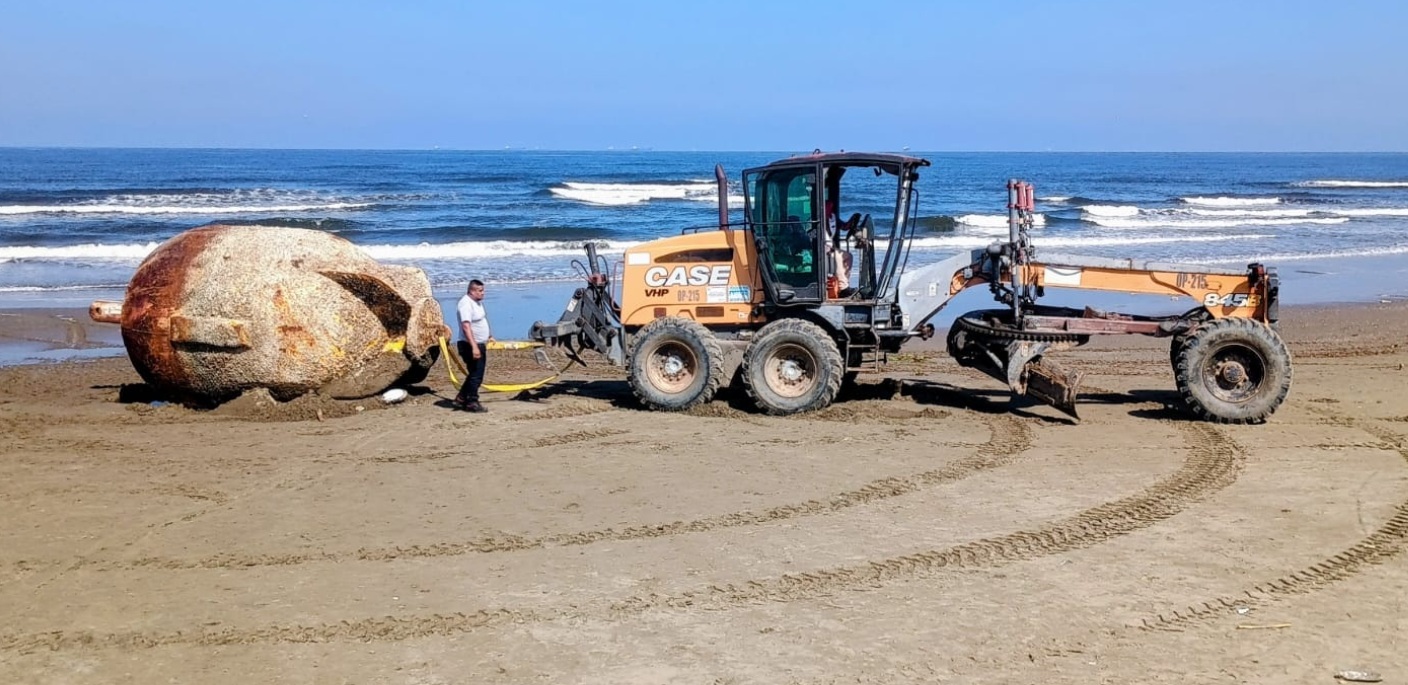 Retiran boya metálica varada en playas de Coatzacoalcos