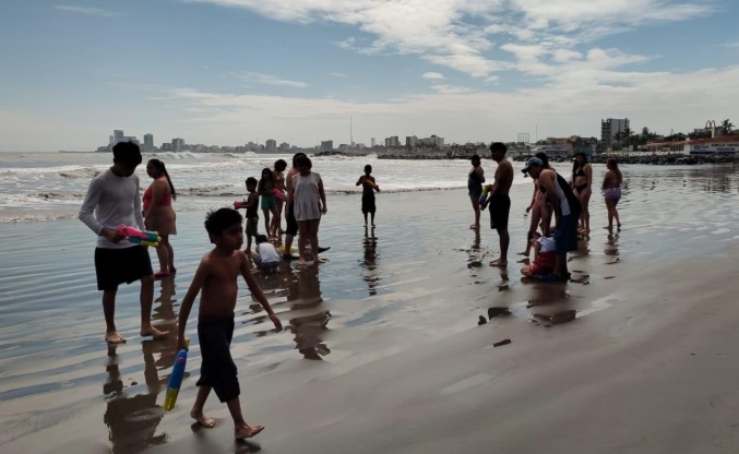 Turistas disfrutan playas de Veracruz a pesar del frÃÂo